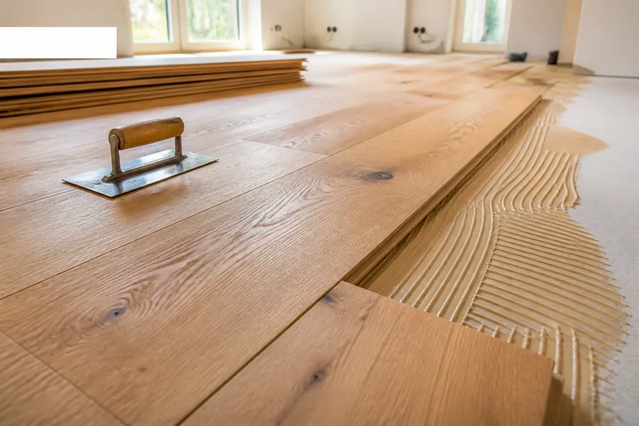 Sfeervolle houten vloer op vloerverwarming in een warme Nederlandse woonkamer