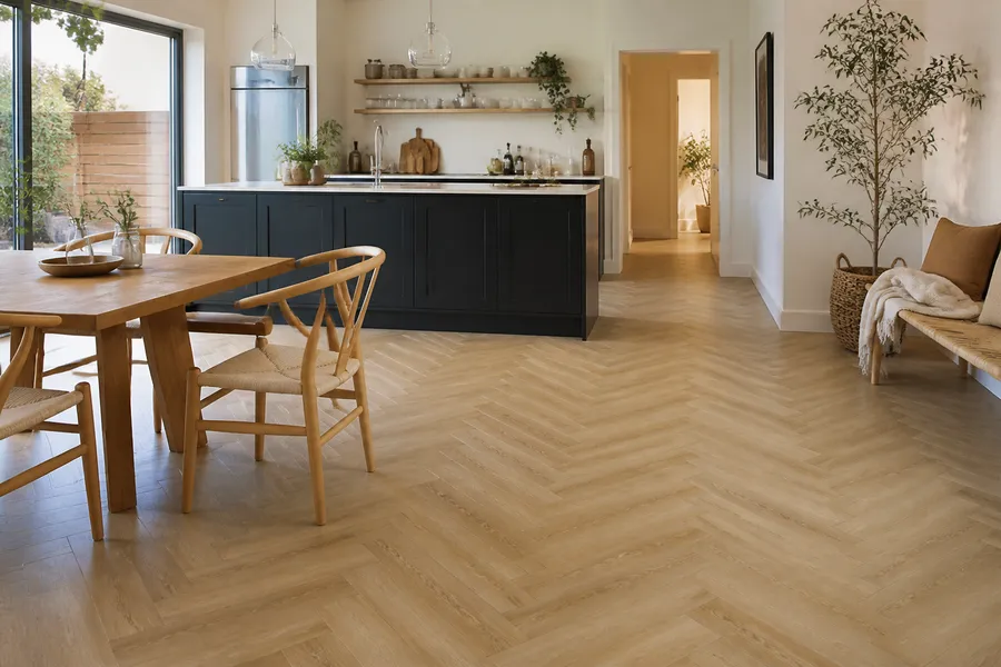 Moderne PVC vloer met houtlook in een lichte woonkeuken met vloerverwarming
